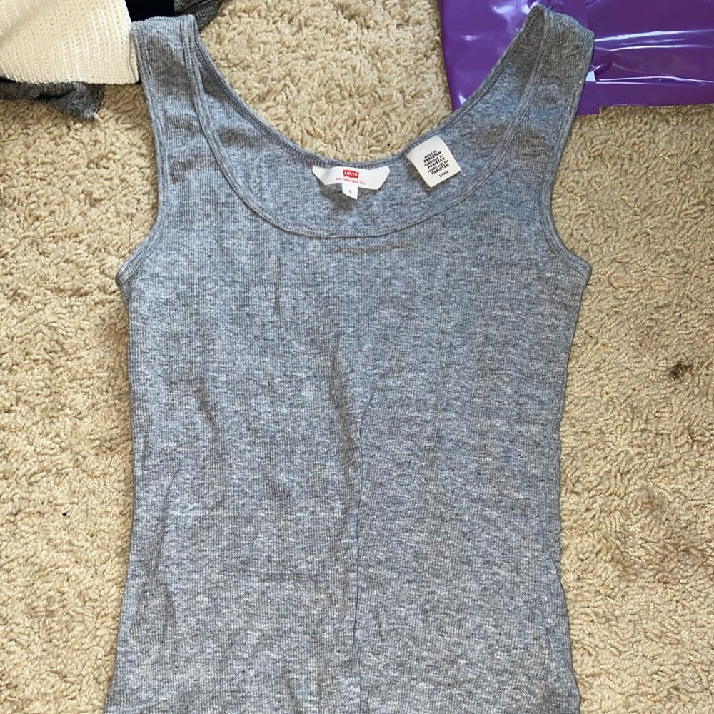 gray levi’s tank top